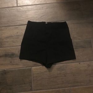 High-Waiste Black Fabric Shorts | Pin-up Loook